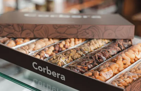 Frutos secos garrapiñados en caja para regalar