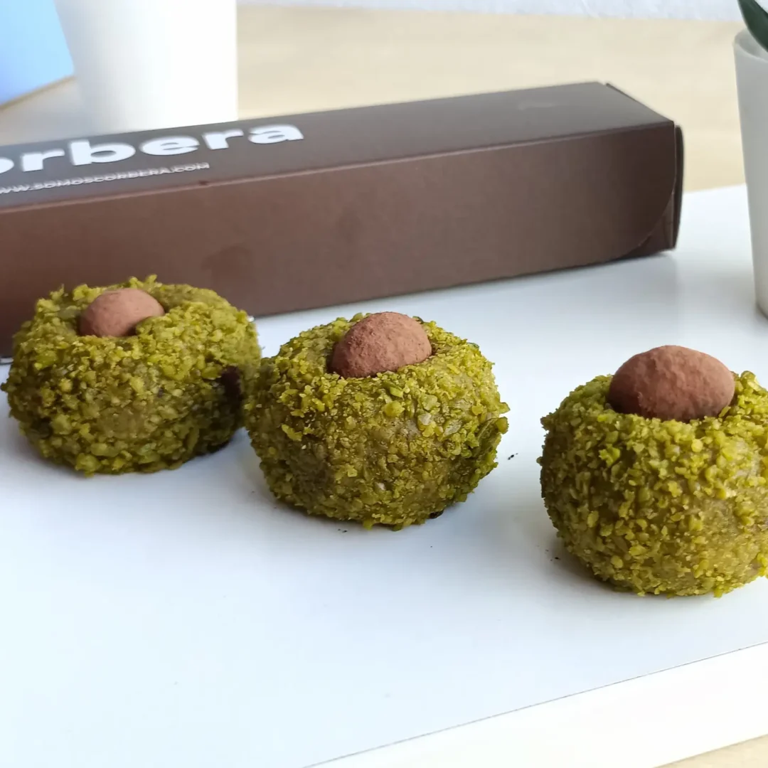 panellets de pistacho hechos a mano en nuestro obrador
